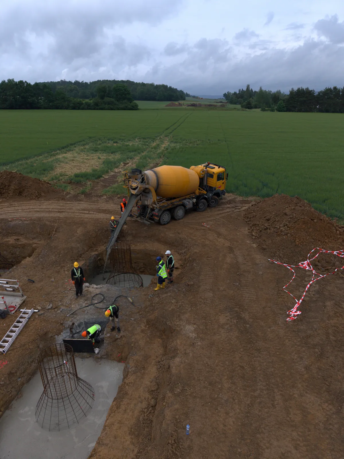 Betonáž základů, záběr z dronu