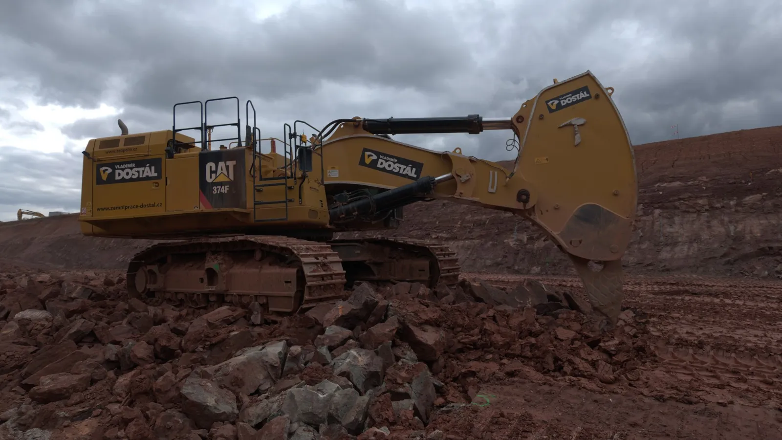 Bagr CAT 374F na stavbě dálnice D11 pro Zemní práce Dostál