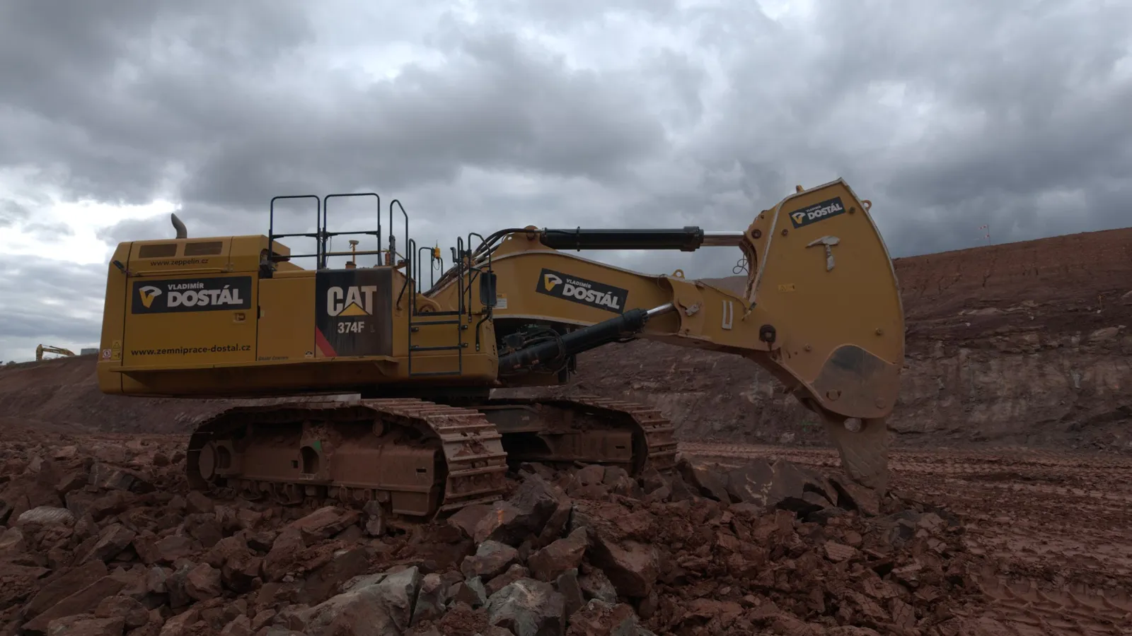 Bagr CAT 374F zblízka, stavba D11 pro Zemní práce Dostál