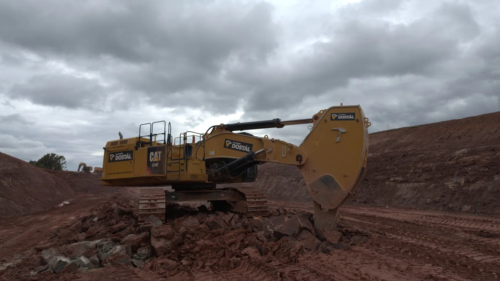 Bagr CAT 374F na stavbě dálnice D11 u Trutnova