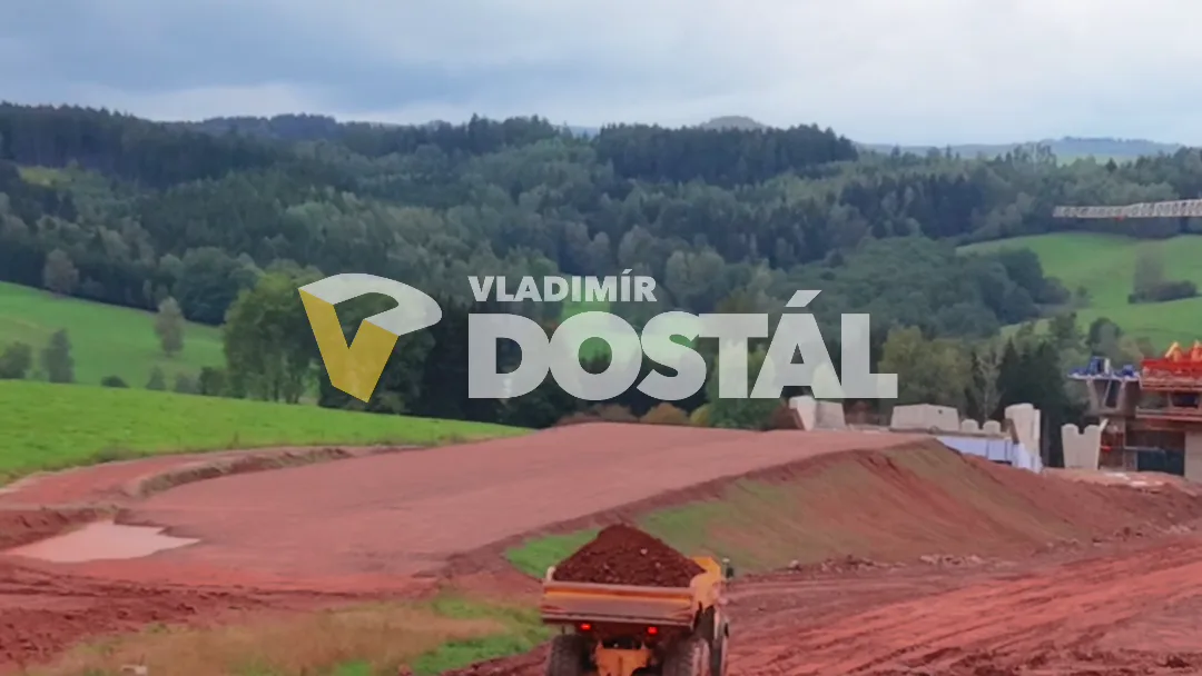 Video ze stavby dálnice D11 pro Zemní práce Dostál